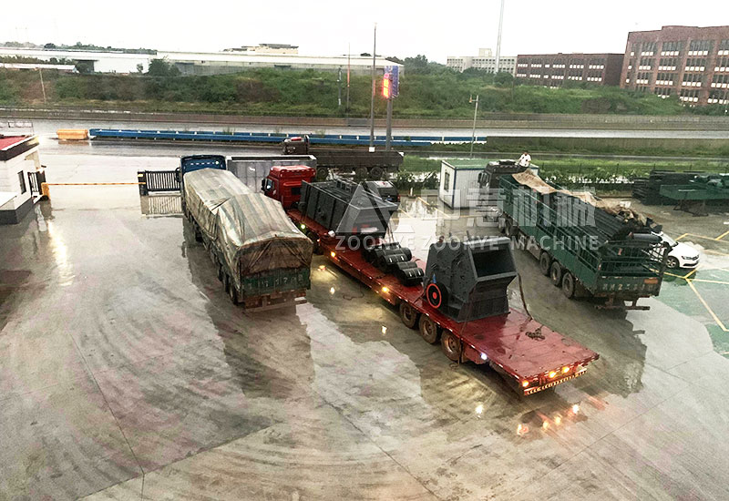 三辆大货车已装车完毕 准备出发.jpg 三辆大货车已装车完毕 准备出发.jpg