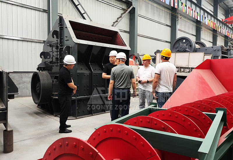 刘经理给客户讲解设备.jpg 刘经理给客户讲解设备.jpg