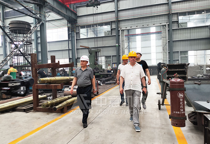 带领客户参观车间.jpg 带领客户参观车间