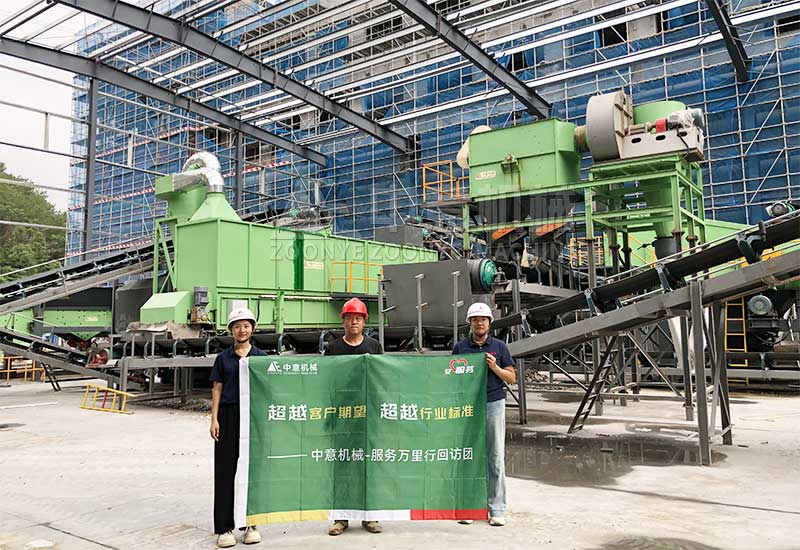 技术工程师在客户现场合影留念 技术工程师在客户现场合影留念